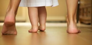 Если малыш боится ходить: советы родителям