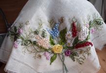 DIY tablecloth embroidered with ribbons